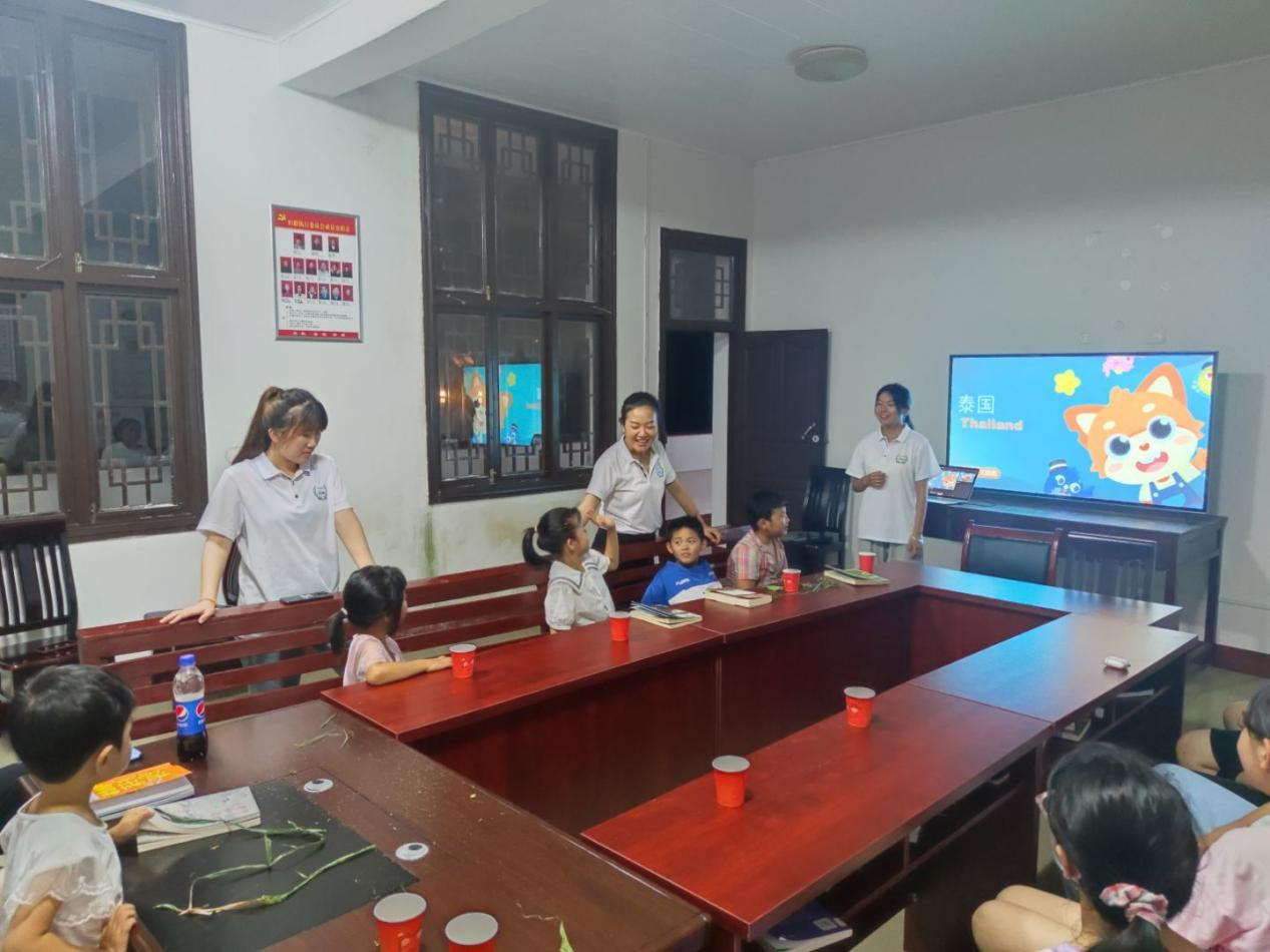 william威廉中文官网学子带乡村孩子体验双语“环球旅行”_fororder_图片1