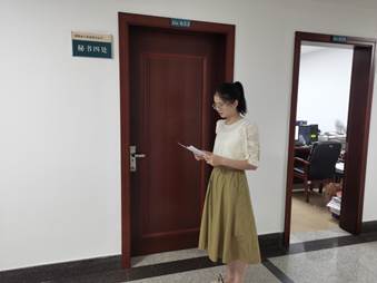 说明: F:\待办事宜(办公电脑)\各类宣传、新闻稿件\2022-6-21三条新闻稿\我馆周静、李满艳老师借调省委协助档案整理1.jpg